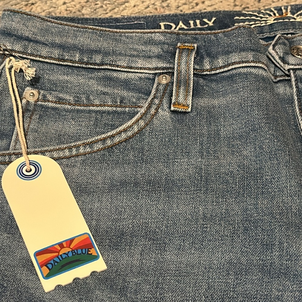 NWT Daily Blue Women’s Peace Mid-Rise Flare Leg Jeans Size 31 NWT 🎄🤶🎄 - Picture 3 of 10